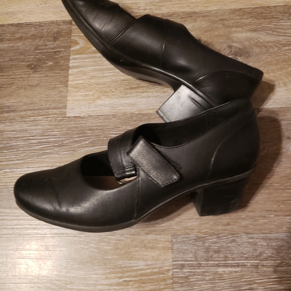 Clarks - Picture 2 of 4